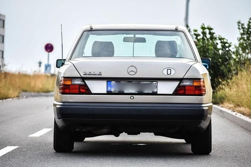 Gebraucht Mercedes E260 160 PS (117 kW) 1989 Silber Limousine