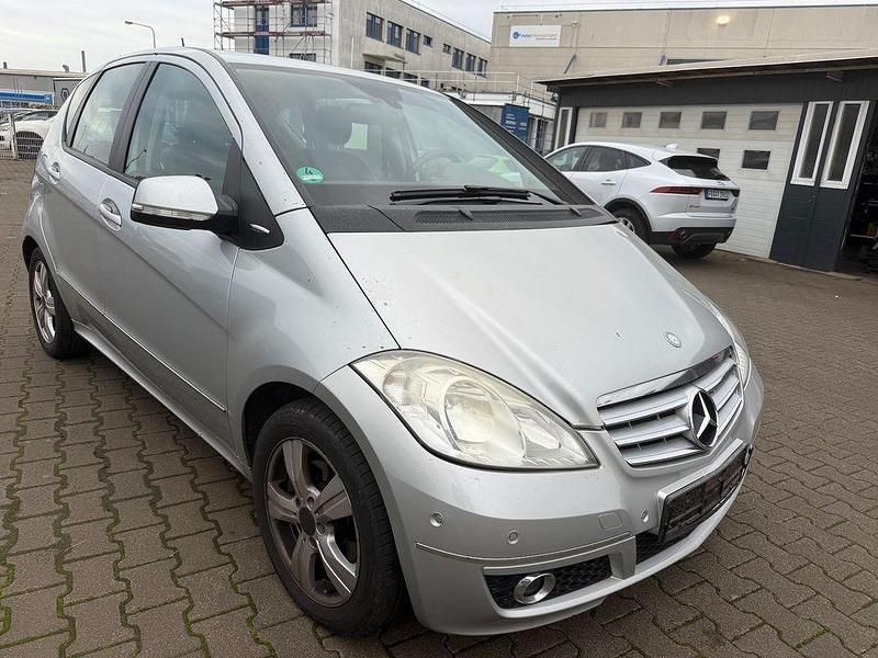 Polarsilber metalliclack Gebraucht 2010 Mercedes A200 Avantgarde Limousine | 2.590 € (Guter Preis) - Bild 1/4