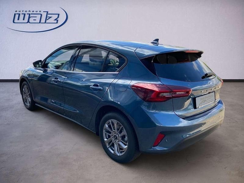 Neu Ford Focus Titanium 125 PS (91 kW) 2025 Chromablau Kombi