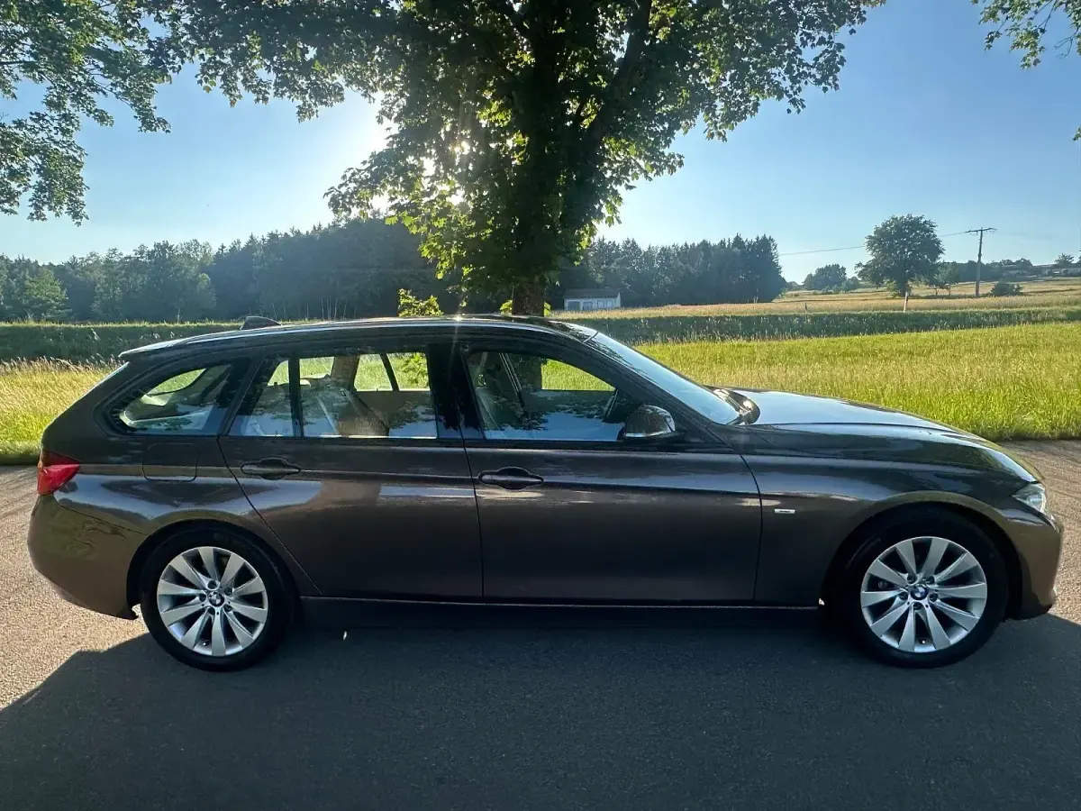 Gebraucht BMW 320 184 PS (135 kW) 2013 Braun Limousine
