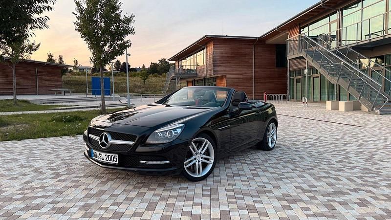 Schwarz Gebraucht 2015 Mercedes SLK250 AMG line Cabrio | 21.900 € (Fairer Preis) - Bild 1/4