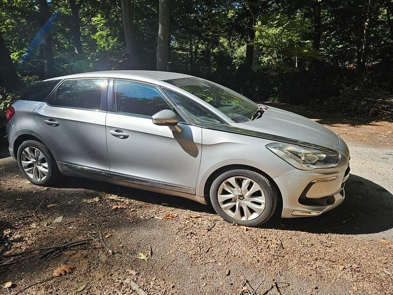Grau Gebraucht 2012 DS Automobiles DS5 Chic Kleinwagen | 7.400 € - Bild 1/4