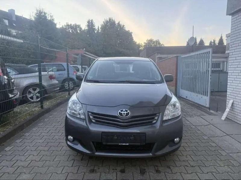 Gebraucht Toyota Verso Edition 126 PS (92 kW) 2011 Van / Kleinbus