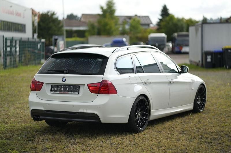 Weiß Gebraucht 2009 BMW 330 Performance Kombi | 10.999 € (Teuer) - Bild 1/4