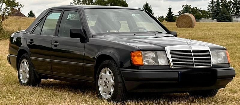 Gebraucht Mercedes E230 132 PS (97 kW) 1989 Schwarz Limousine