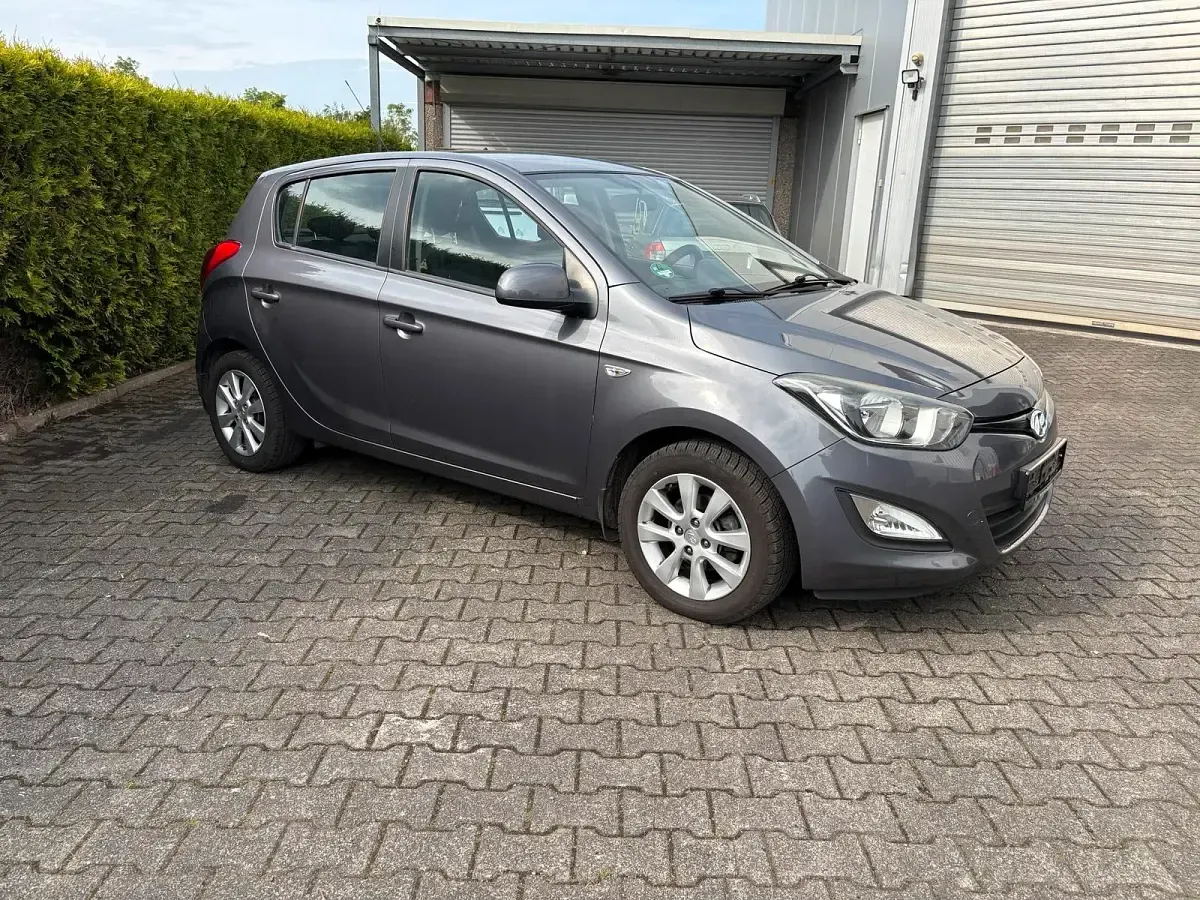 Gebraucht Hyundai i20 75 PS (55 kW) 2014 Grau Kleinwagen
