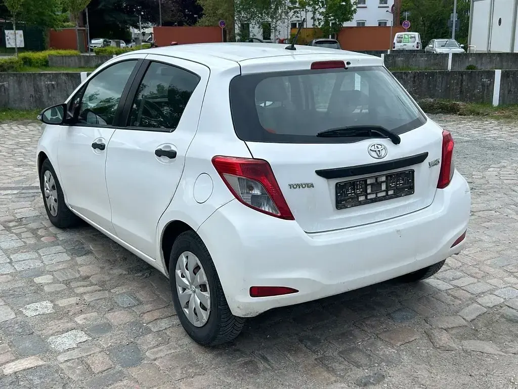 Gebraucht Toyota Yaris Basis 69 PS (50 kW) 2013 Weiß Kleinwagen