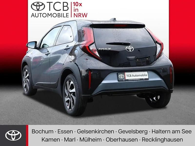 Neu Toyota Aygo X 72 PS (52 kW) 2026 Grau SUV