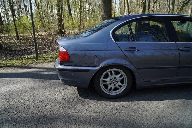 Gebraucht BMW 320 Sport Line 170 PS (125 kW) 2001 Blau Limousine