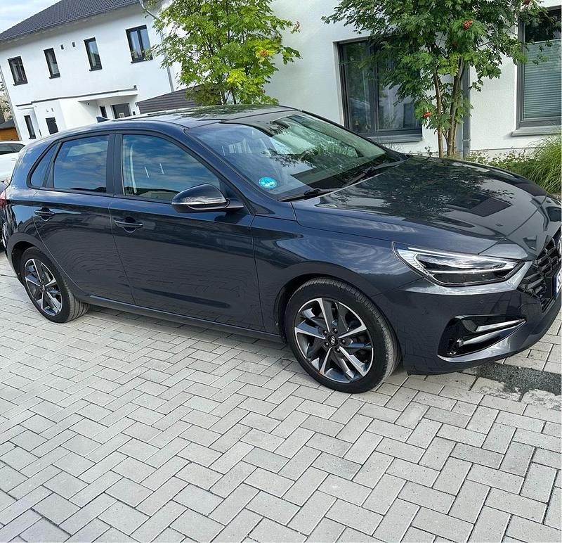 Grau Gebraucht 2021 Hyundai i30 Edition 30+ Limousine | 14.500 € (Fairer Preis) - Bild 1/4
