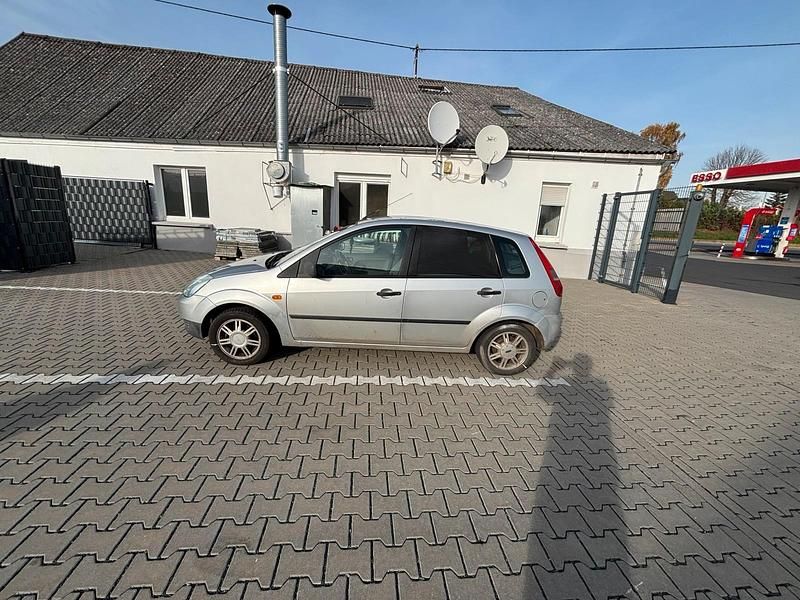 Gebraucht Ford Fiesta 60 PS (44 kW) 2003 Silber Kleinwagen
