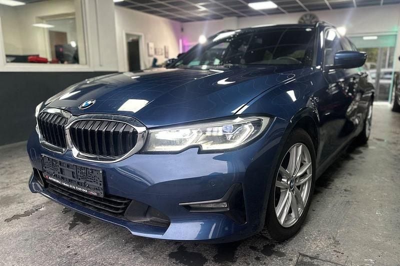 Blau Gebraucht 2021 BMW 320 Luxury Line Kombi | 18.800 € (Etwas zu teuer) - Bild 1/4