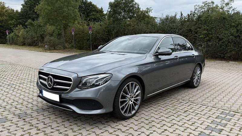 Grau Gebraucht 2019 Mercedes E450 Limousine | 31.900 € (Guter Preis) - Bild 1/4