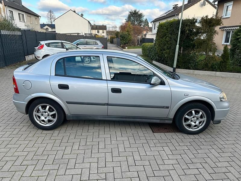 Gebraucht Opel Astra 100 PS (73 kW) 1999 Silber Limousine