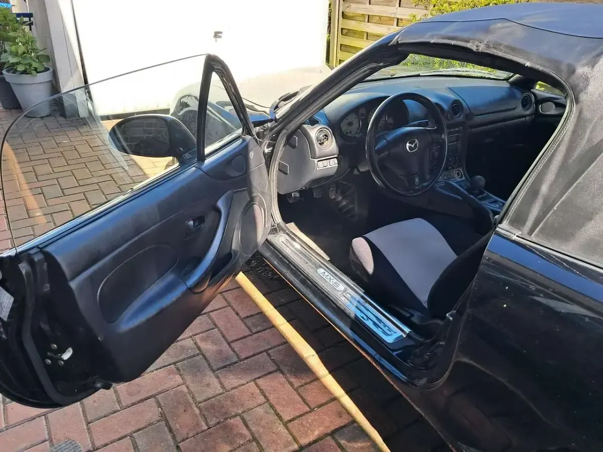 Second-hand Mazda MX5 110 CP (80 kW) 2002 Negru Cabrio