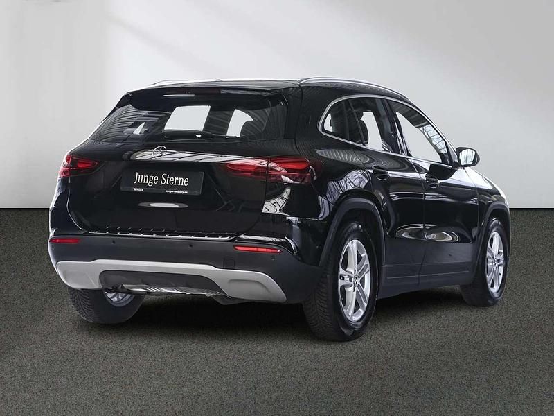 Gebraucht Mercedes GLA200 163 PS (119 kW) 2024 Unilack nachtschwarz SUV