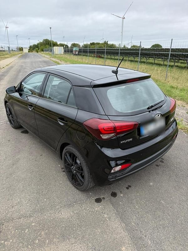 Gebraucht Hyundai i20 84 PS (61 kW) 2019 Schwarz Kleinwagen