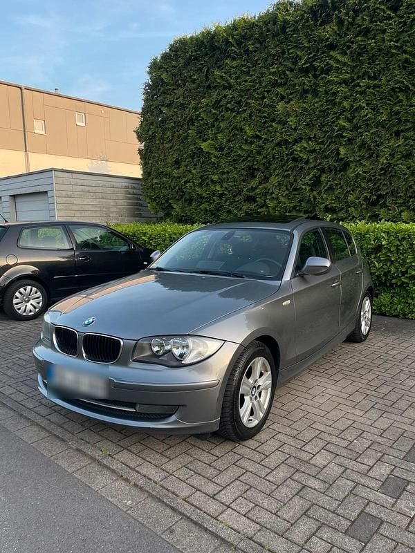 Grau Gebraucht 2011 BMW 118 Kleinwagen | 4.250 € (Teuer) - Bild 1/4