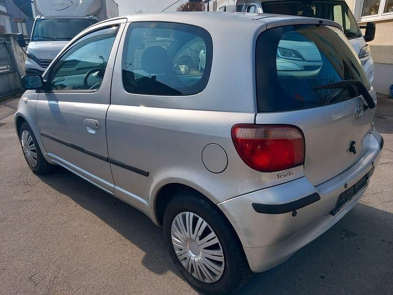 Gebraucht Toyota Yaris 68 PS (50 kW) 2002 Silber Limousine