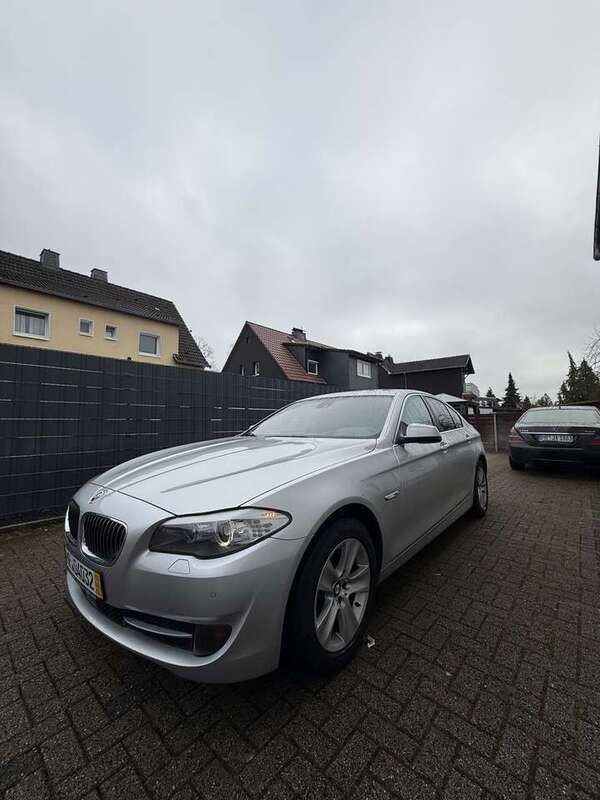 Silber Gebraucht 2010 BMW 528 Sport Line Limousine | 10.500 € (Fairer Preis) - Bild 1/4