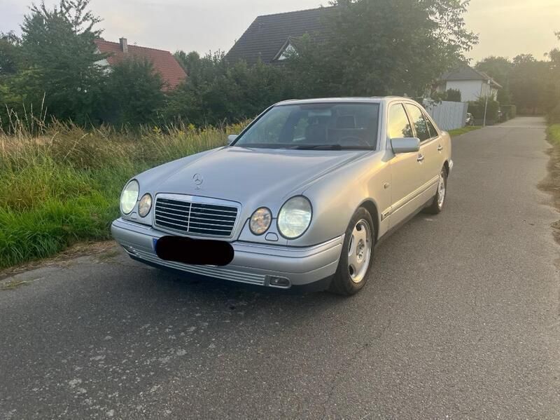 Silber Gebraucht 1998 Mercedes E200 Avantgarde Limousine | 4.545 € (Fairer Preis) - Bild 1/4