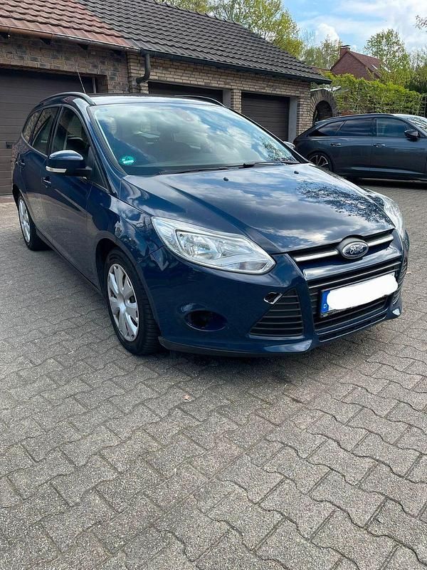 Usado Ford Focus Trend 116 HP (85 kW) 2014 Azul Sedan