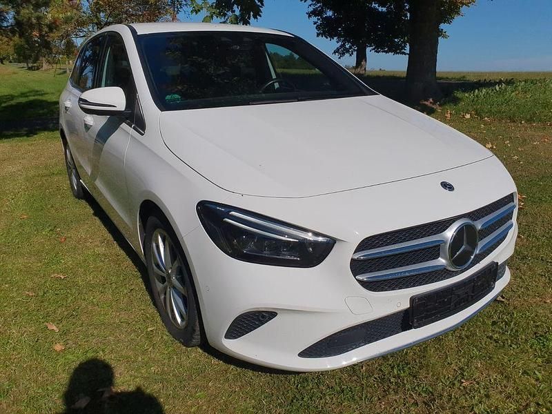 Weiß Gebraucht 2019 Mercedes B180 Van / Kleinbus | 18.700 € (Superpreis) - Bild 1/4