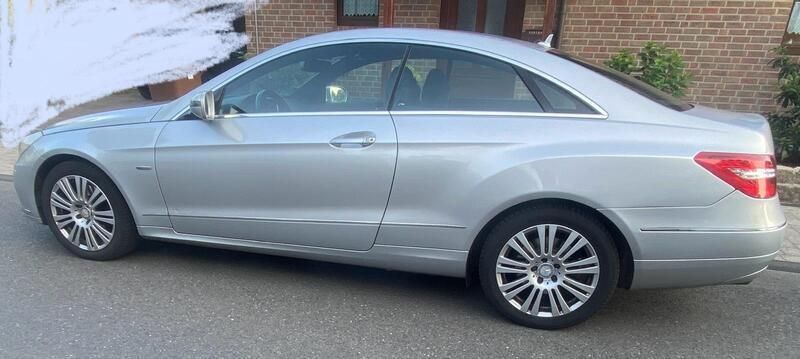 Silber Gebraucht 2009 Mercedes E250 Coupé | 8.399 € - Bild 1/4