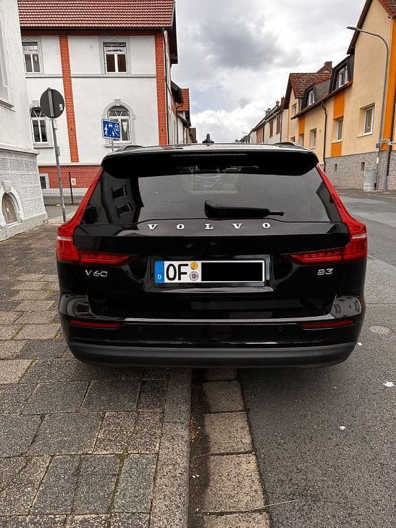 Gebraucht Volvo V60 Core 163 PS (119 kW) 2024 Schwarz Kombi