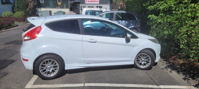 Gebraucht Ford Fiesta Trend 95 PS (69 kW) 2010 Weiß Kleinwagen