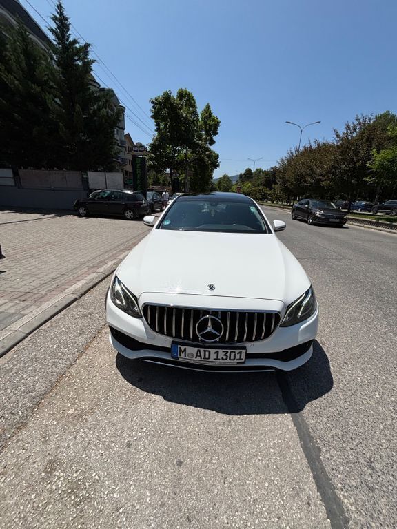 Weiß Gebraucht 2017 Mercedes E220 Exclusive Limousine | 20.000 € (Fairer Preis) - Bild 1/4