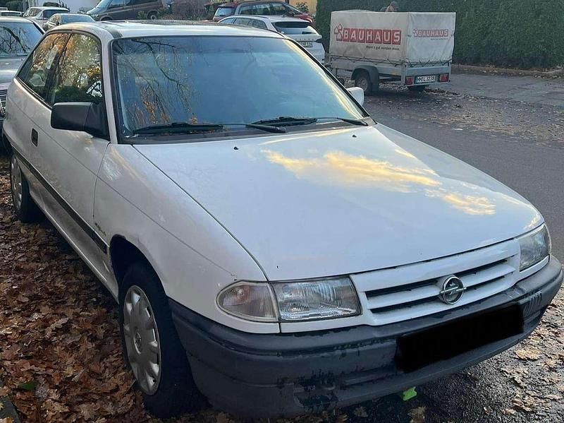 Weiß Gebraucht 1994 Opel Astra Limousine | 1.400 € - Bild 1/4