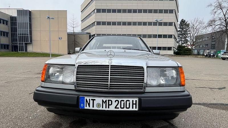 Gebraucht Mercedes 200 109 PS (80 kW) 1986 Silber Limousine