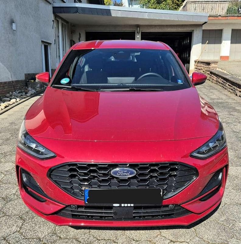 Gebraucht Ford Focus 125 PS (91 kW) 2023 Rot Limousine
