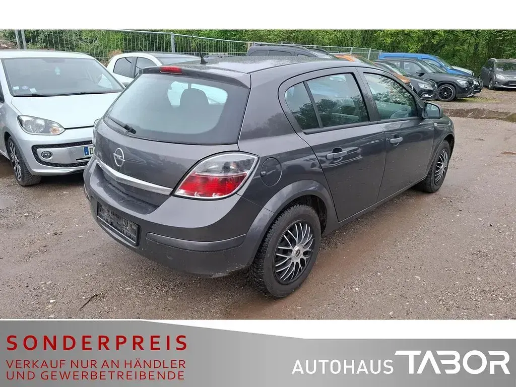 Używany Opel Astra Selection 90 KM (66 kW) 2009 Szary Sedan/Limuzyna