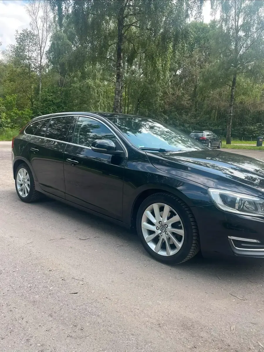 Gebraucht Volvo V60 181 PS (133 kW) 2015 Schwarz Kombi