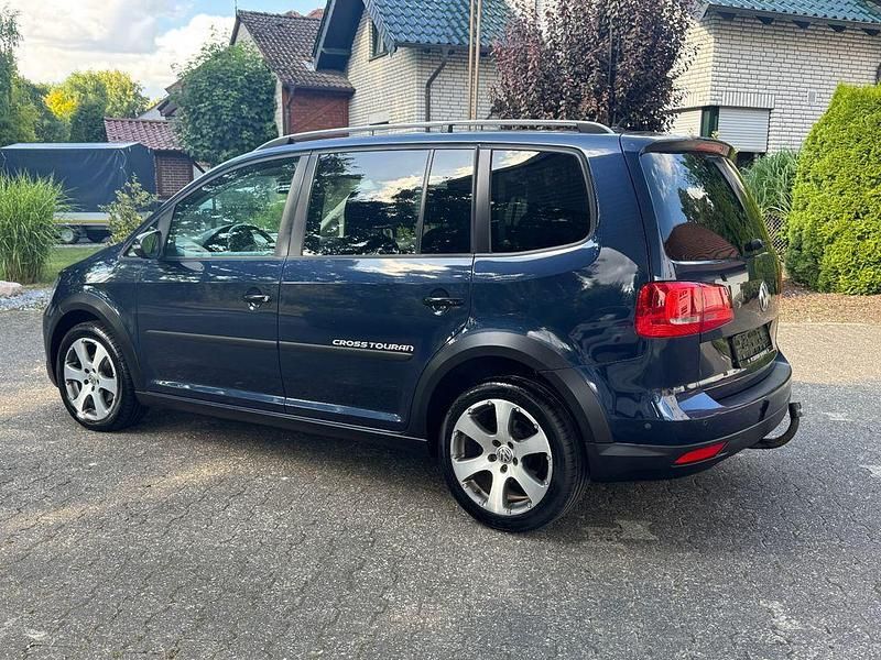 Blau Gebraucht 2011 VW Touran Cross Van / Kleinbus | 7.400 € (Fairer Preis) - Bild 1/4