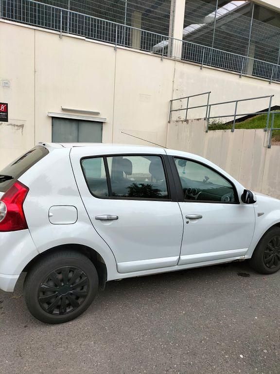 Weiß Gebraucht 2011 Dacia Sandero Lauréate Kleinwagen | 2.500 € (Fairer Preis) - Bild 1/4