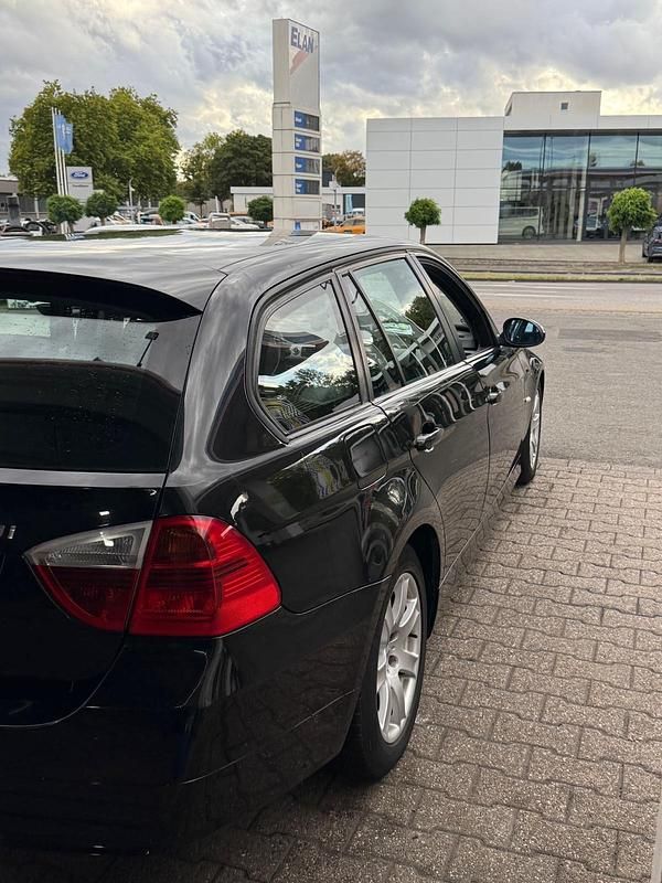 Gebraucht BMW 320 170 PS (125 kW) 2008 Schwarz Limousine