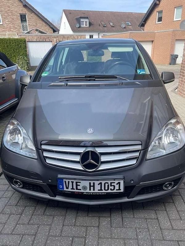 Gebraucht Mercedes A180 116 PS (85 kW) 2011 Grau Limousine