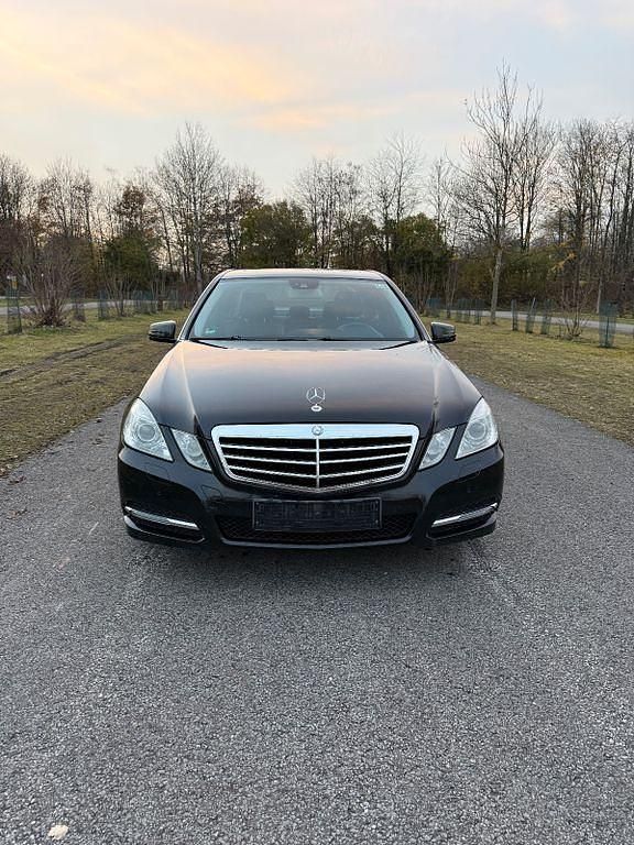 Schwarz Gebraucht 2013 Mercedes E200 Avantgarde Limousine | 12.800 € (Guter Preis) - Bild 1/4