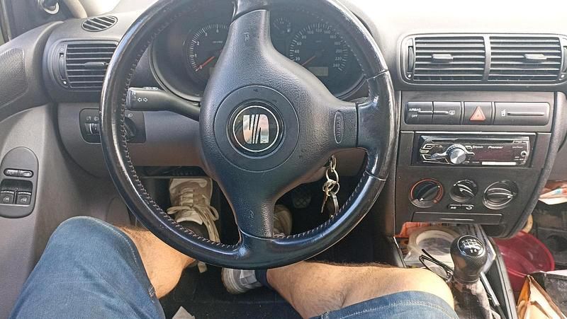 Silber Gebraucht 2002 Seat Leon Limousine | 900 € (Guter Preis) - Bild 1/4