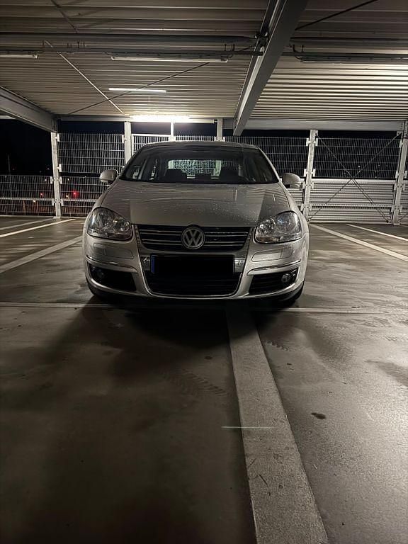 Gebraucht VW Jetta Freestyle 105 PS (77 kW) 2010 Silber Limousine