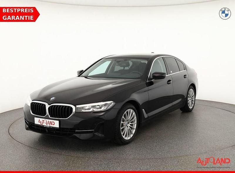 Saphirschwarzmet. (metallic) Gebraucht 2022 BMW 520 Limousine | 36.790 € (Fairer Preis) - Bild 1/4