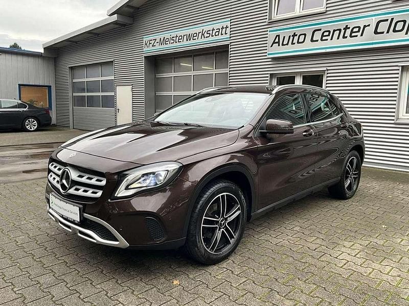Braun Gebraucht 2018 Mercedes GLA220 Urban SUV | 20.950 € (Fairer Preis) - Bild 1/4