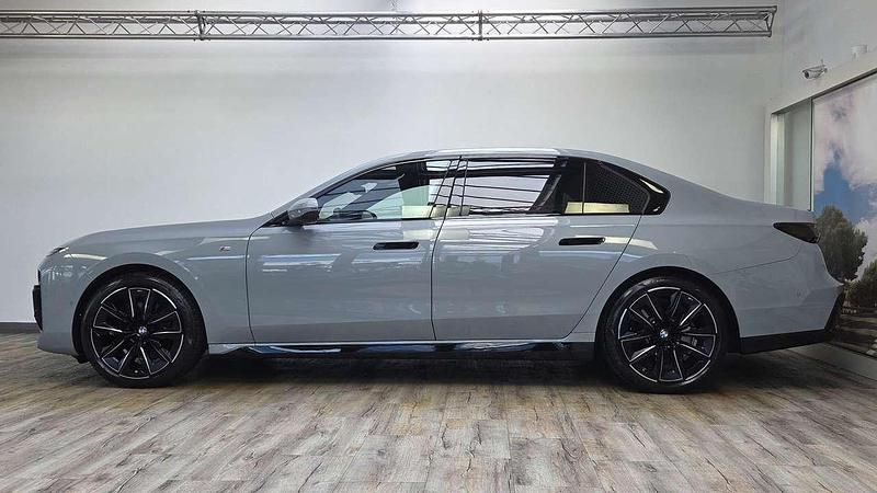 Gebraucht BMW 740 M Sport 299 PS (219 kW) 2025 Brooklyn grau metallic Limousine