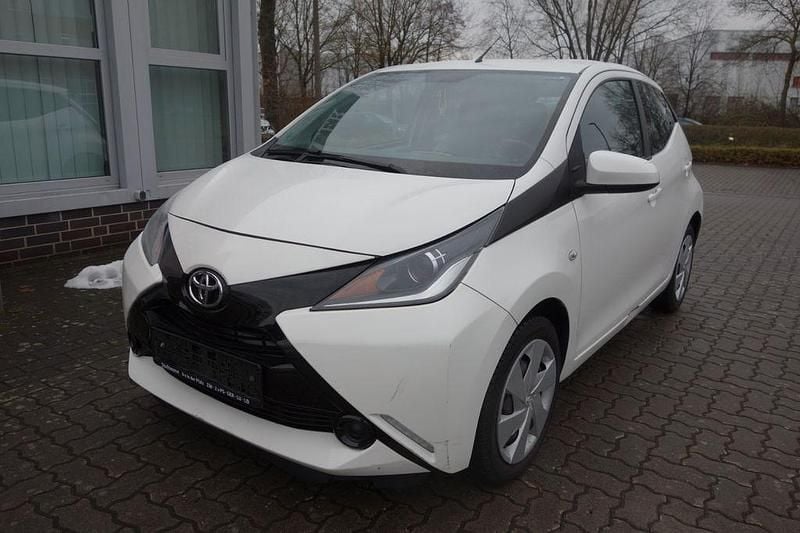 Weiß Gebraucht 2016 Toyota Aygo X-play Kleinwagen | 6.970 € (Guter Preis) - Bild 1/4