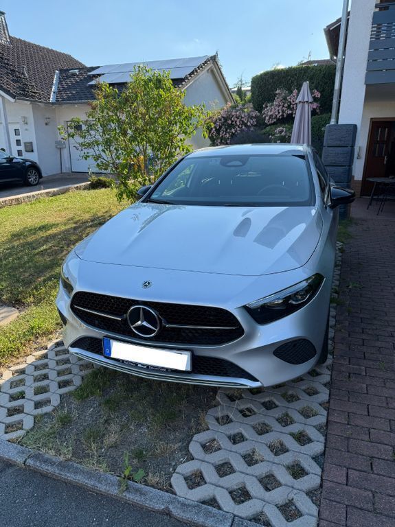 Silber Gebraucht 2023 Mercedes A200 Advanced Plus Limousine | 27.000 € (Superpreis) - Bild 1/4