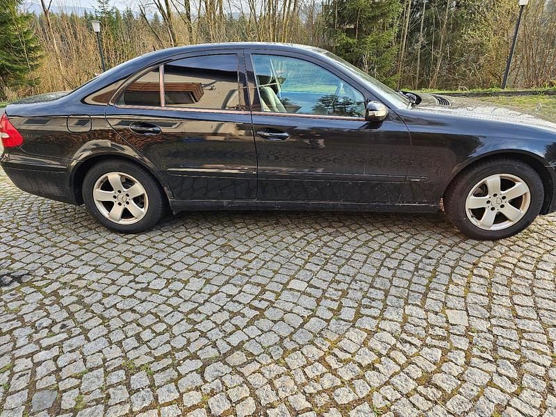 Second-hand Mercedes E220 2002 Negru Berlinǎ