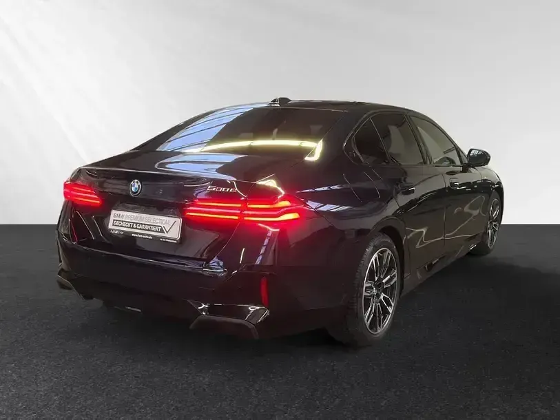 Gebraucht BMW 530e M Sport 299 PS (219 kW) 2025 Carbonschwarz metallic Limousine